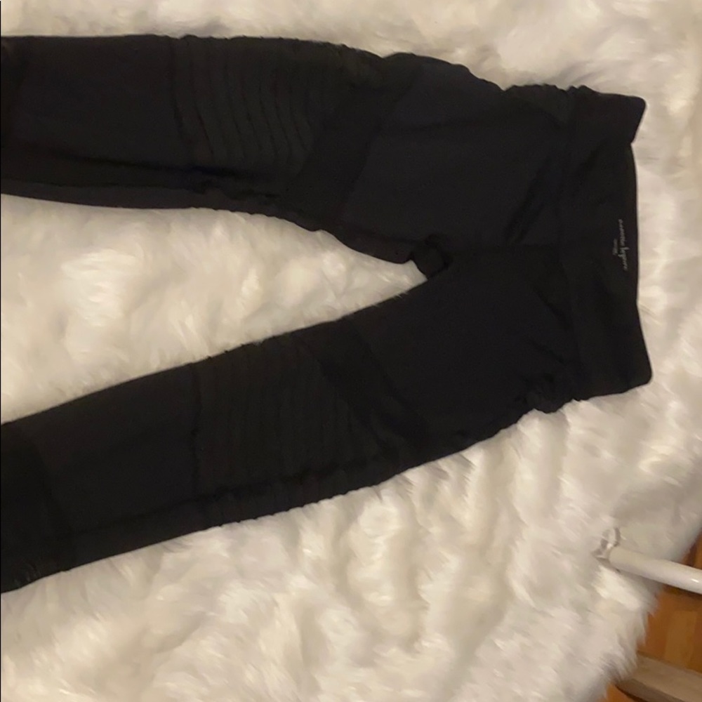 Workout leggings with mesh detail